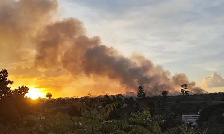 Incêndio de grandes proporções mobiliza bombeiros no Parque São Jorge
