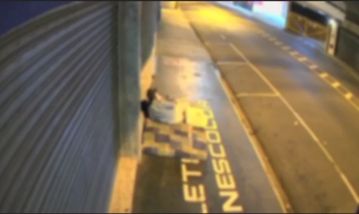 Moradores de rua são flagrados fazendo sexo em calçada 