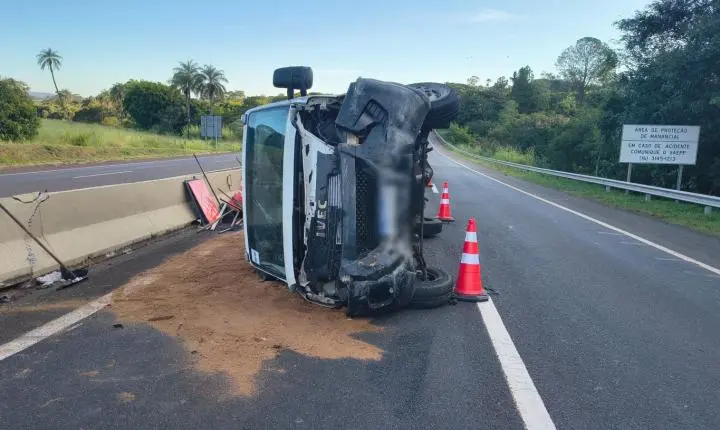 Caminhão bate em mureta de proteção e tomba na Ronan Rocha 