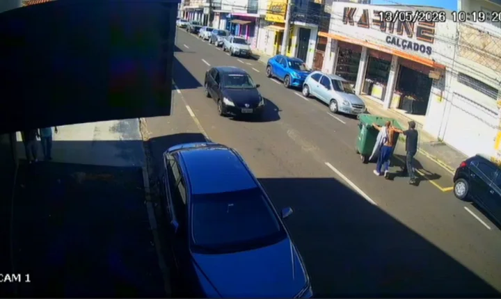 Câmeras flagram moradores de rua atrapalhando trânsito com lixeira