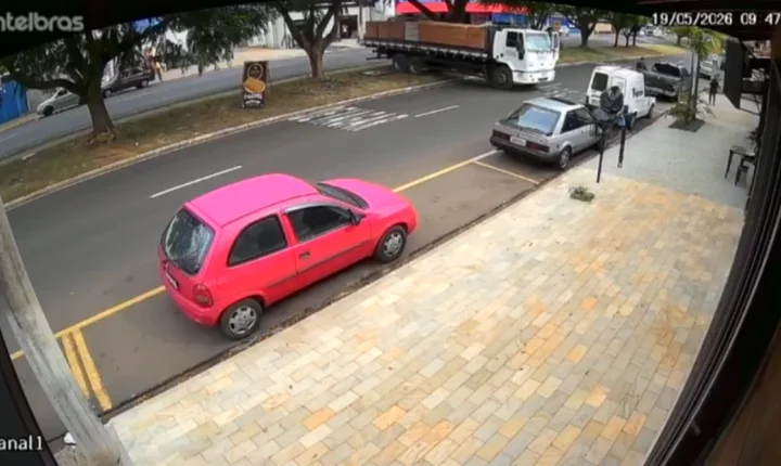 Caminhão desgovernado atravessa avenida e atinge carro estacionado 
