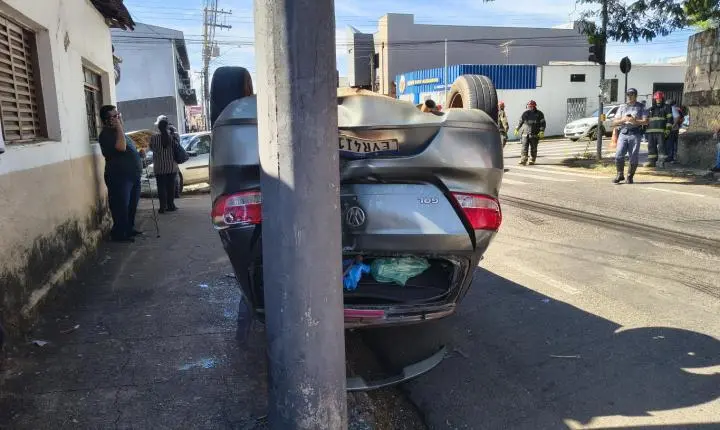 Carro capota e atinge poste após colisão na Vila Aparecida; assista 