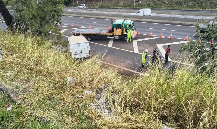 Furgão despensa de ribanceira, atropela motorista e cai na Portinari; assista 