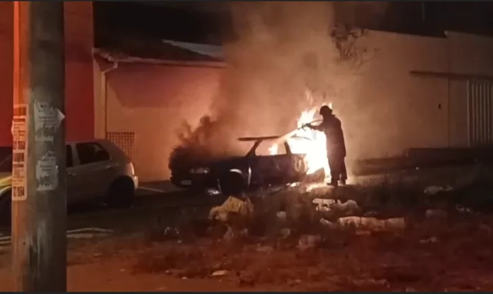 Carro pega fogo no Boa Esperança e mobiliza Corpo de Bombeiros 