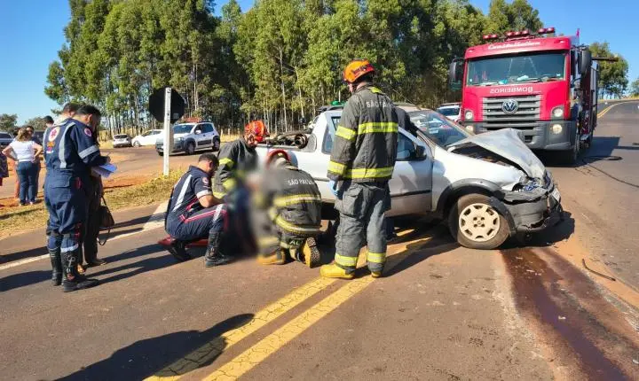 Acidente no trevo do Paiolzinho deixa quatro pessoas feridas 