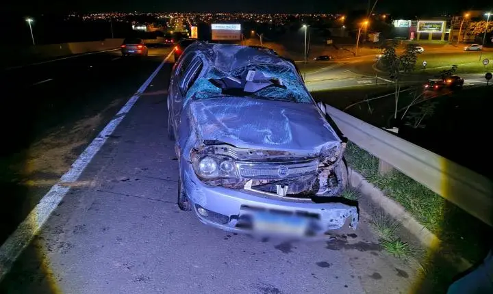 Homem bate carro em mureta e capota na rodovia Cândido Portinari 