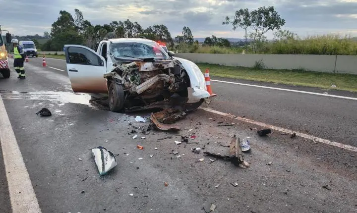 Jovem bate carro na traseira de caminhão e fica ferido 