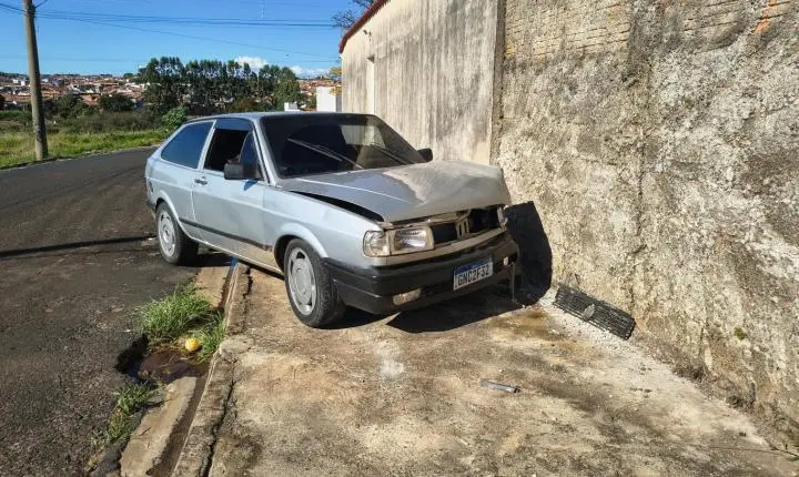 Motorista bate carro furtado em muro no Simões e foge 
