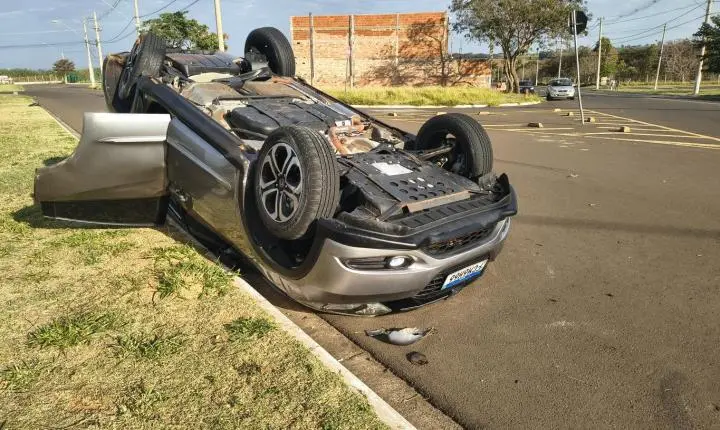 Veículo capota após colisão no bairro Pacaembu 