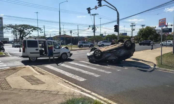 Carro capota após colisão em cruzamento; assista 