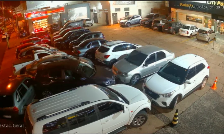 Motorista invade posto e atinge veículos estacionados 