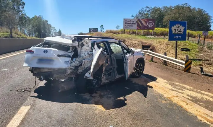 Bitrem, van e carro se envolvem em acidente na Cândido Portinari 