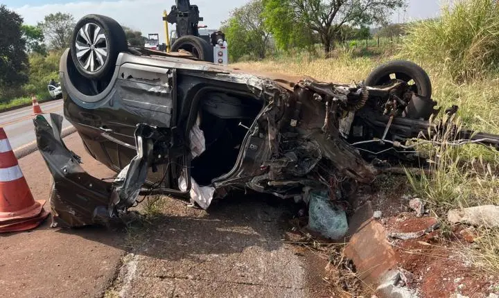 Colisão frontal na Fábio Talarico deixa casal ferido 