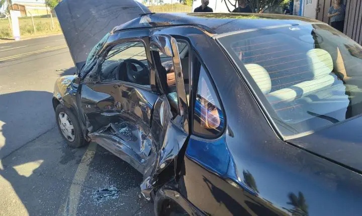 Acidente entre caminhonete e carro deixa mulher ferida no Francano