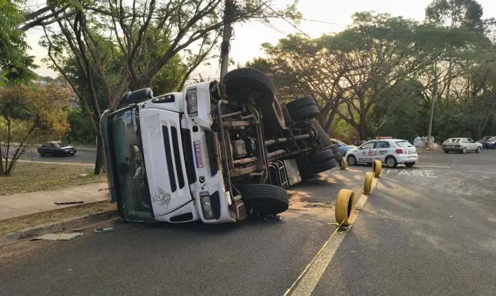 Caminhão tomba e deixa motorista ferido no Parque das Esmeraldas 