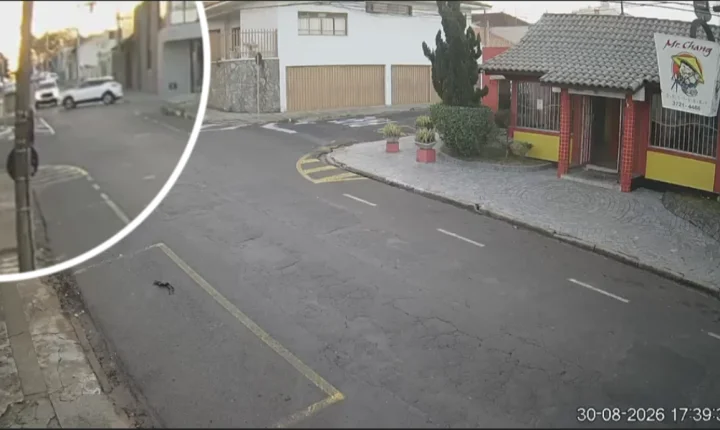 Carro invade lava jato após colisão em cruzamento no bairro Estação