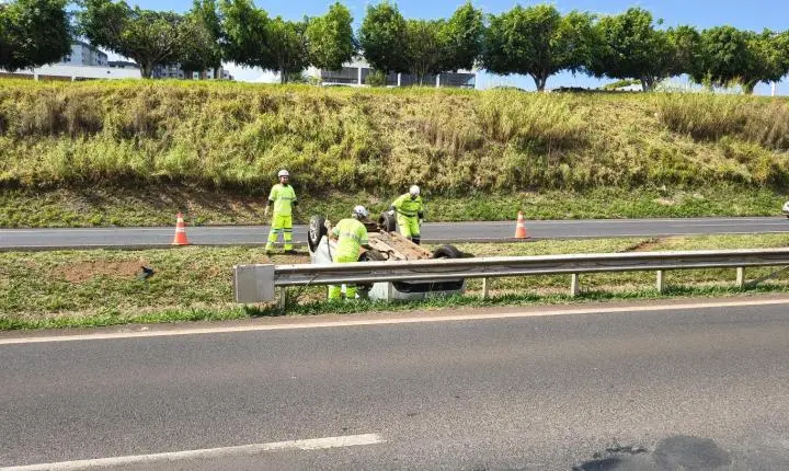 Carro capota após colisão na rodovia Engenheiro Ronan Rocha