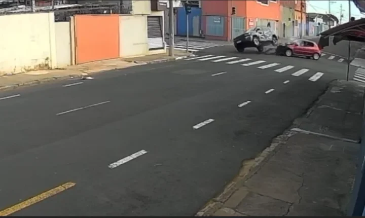 Cruzamento volta a registrar acidente e carro é arremessado contra poste