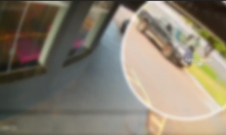Homem é acusado de furtar placa de publicidade em avenida de Franca