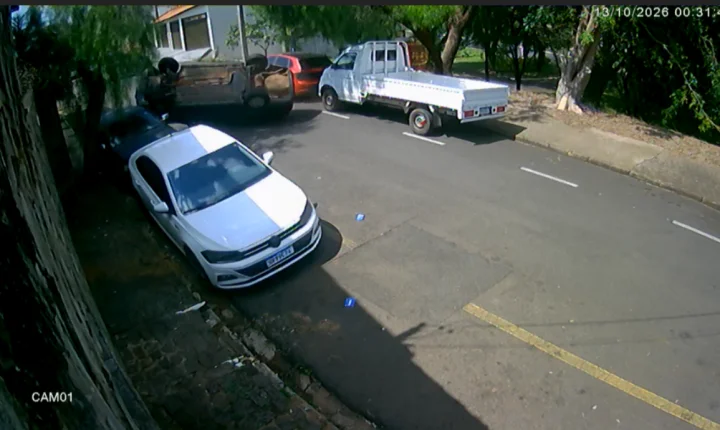 Carro capota após colisão e atinge dois veículos estacionados 