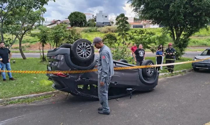 Carro capota após colisão no Parque Doutor Carrão 
