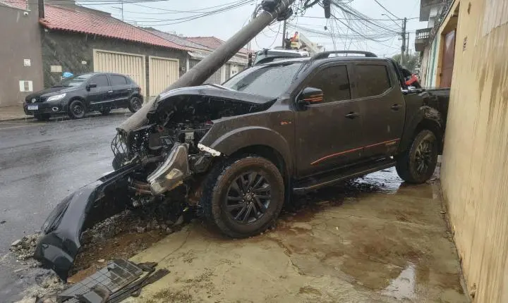Motorista arrebenta caminhonete em poste na Santa Helena 