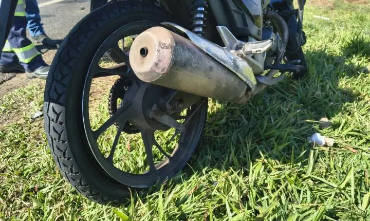 Motorista de aplicativo e passageiro ficam feridos após pneu de moto estourar 