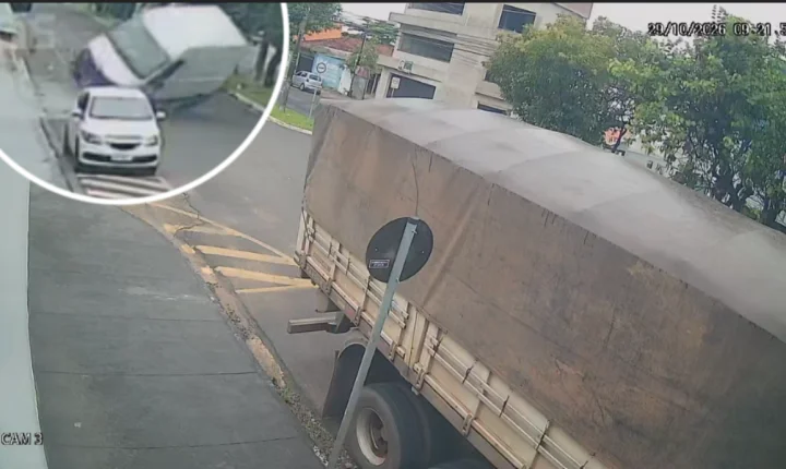 Carro sai de posto e atinge furgão que tomba na avenida Dom Pedro I