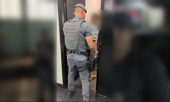 Esposa de assaltante ataca viatura da Força Tática e acaba presa com marido 