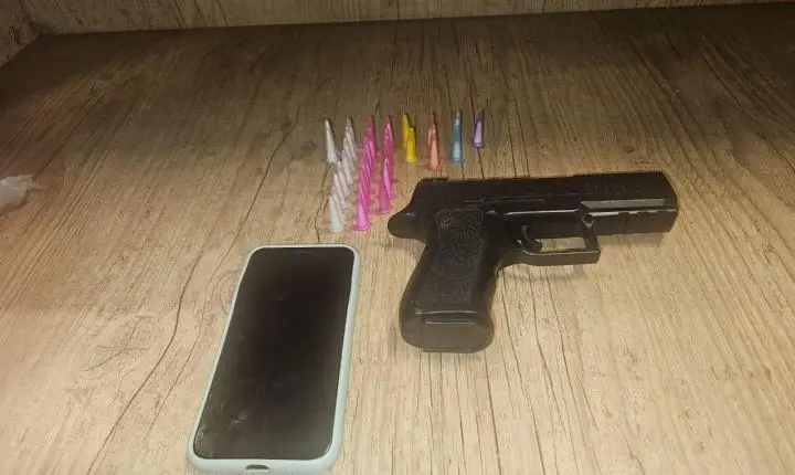 Homem tenta fugir da PM, mas é preso com simulacro e cocaína 