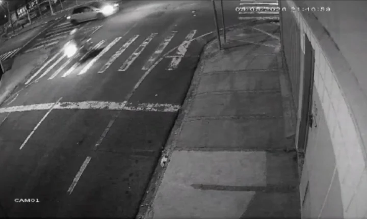 Motociclista rodopia no asfalto após colisão com carro no Cidade Nova 