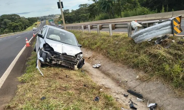 Jovem bate carro em defensa metálica na Ronan Rocha 