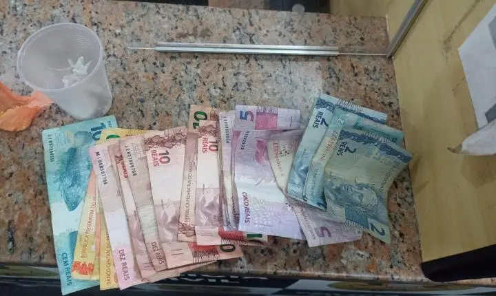 Adolescente tenta dispensar drogas pilotando moto, mas é apreendido