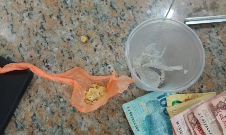 Adolescente tenta dispensar drogas pilotando moto, mas é apreendido