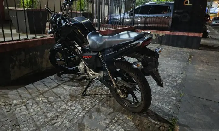 Homem tenta dispensar drogas pilotando moto, mas é apreendido
