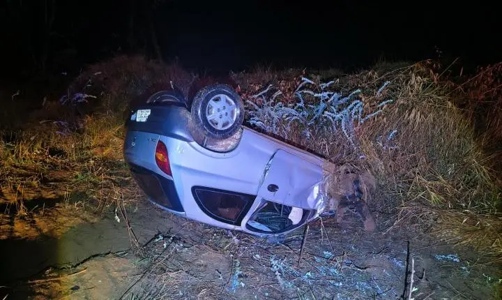 Carro capota após colisão na rodovia João Traficante; motorista ficou ferido