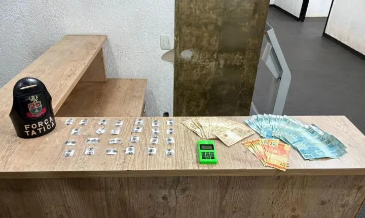 Força Tática prende traficante que vendia drogas no crédito e débito 