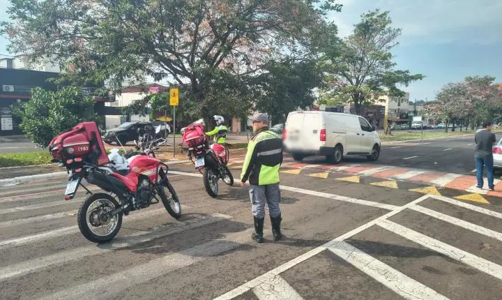 Adolescente é atropelada por furgão na avenida Presidente Vargas 