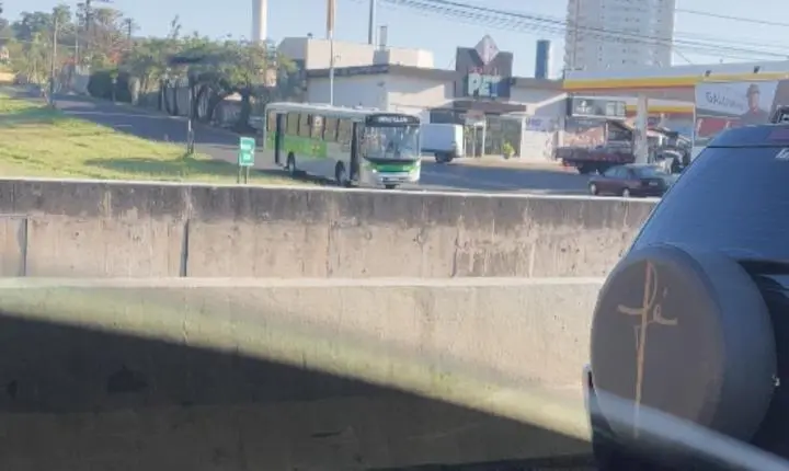 Ônibus da Mov Franca é flagrado trafegando pela contramão 