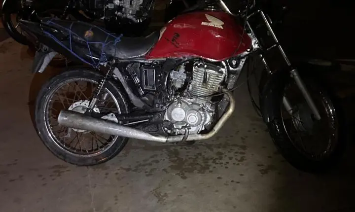 Operação da PM em adega prende dois homens e apreende motos sem placas
