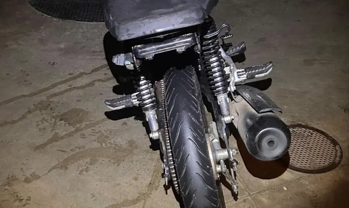 Operação da PM em adega prende dois homens e apreende motos sem placas