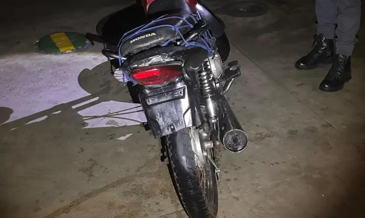 Operação da PM em adega prende dois homens e apreende motos sem placas