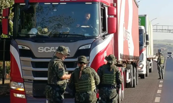 Operação Madeira Legal fiscaliza 27 caminhões na região de Franca