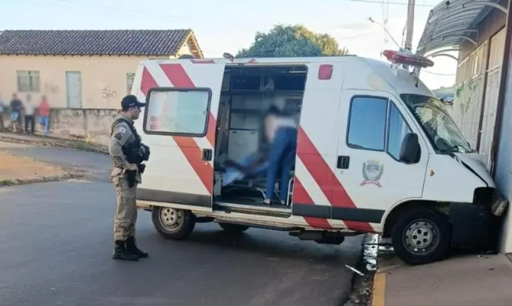 Paciente em surto foge de hospital com ambulância e sofre acidente em Ibiraci