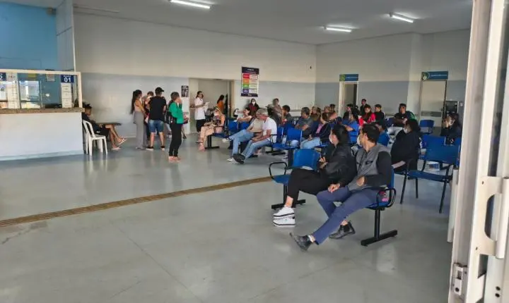 Pacientes reclamam da demora no atendimento no Álvaro Azzuz