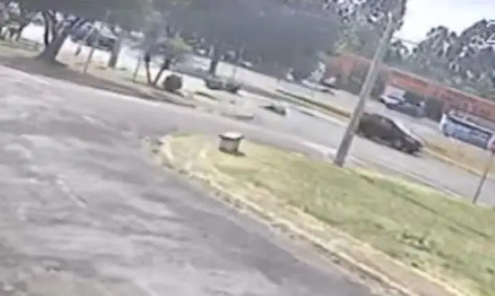 Pedestre fica ferido após ser atropelado por motocicleta em lombofaixa
