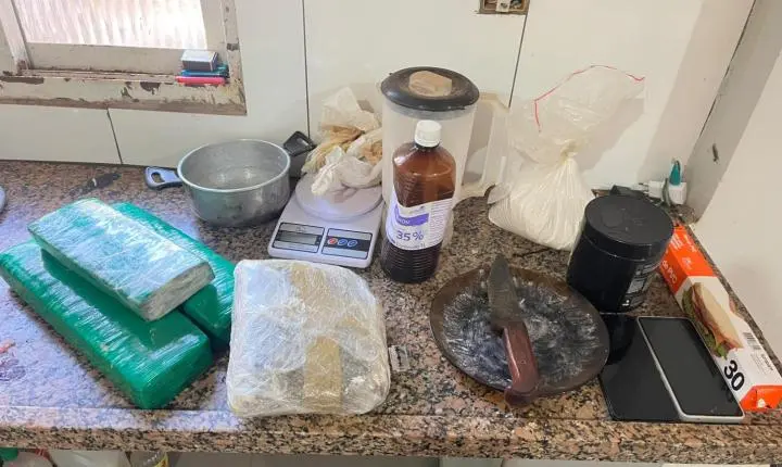 PM acaba com ‘casa bomba’ e apreende 4,5 quilos de drogas em Guará
