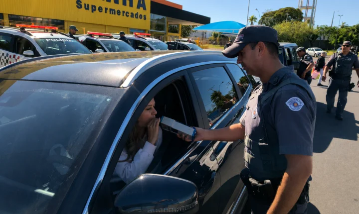 PM realiza blitz educativa para reduzir acidentes de trânsito em Franca