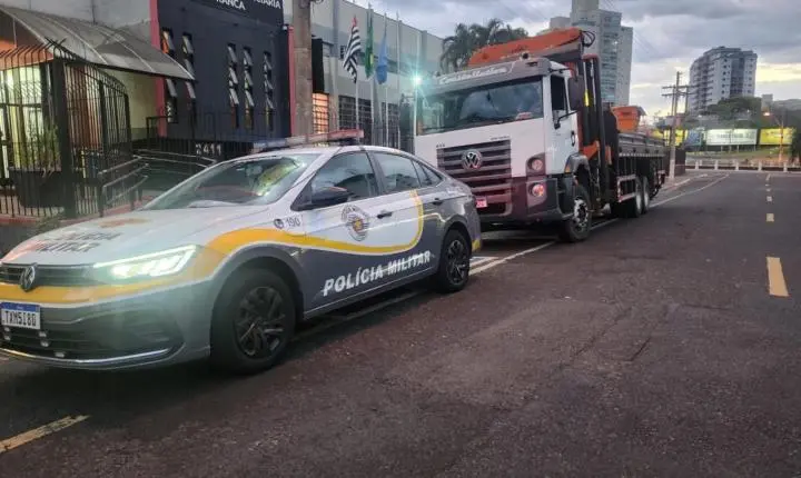 PM Rodoviária recupera caminhão munck furtado em Rifaina