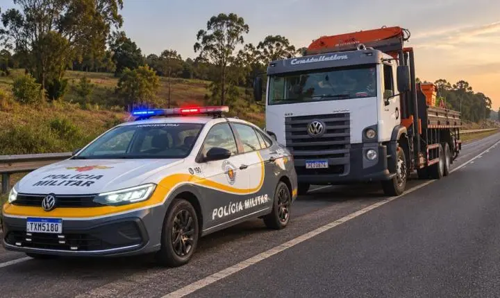 PM Rodoviária recupera caminhão munck furtado em Rifaina